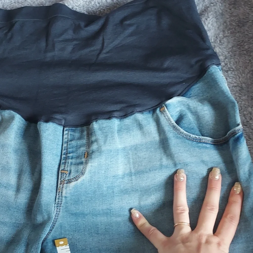 Old Navy Maternity Skinny Jeans - Picture 5 of 6